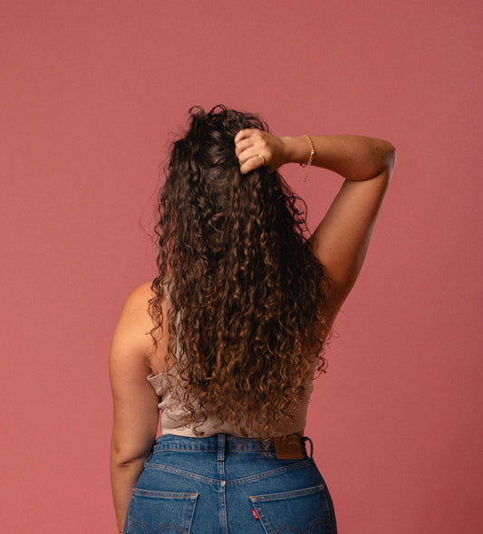 Comprendre ses boucles : Entre Hydratation et Discipline